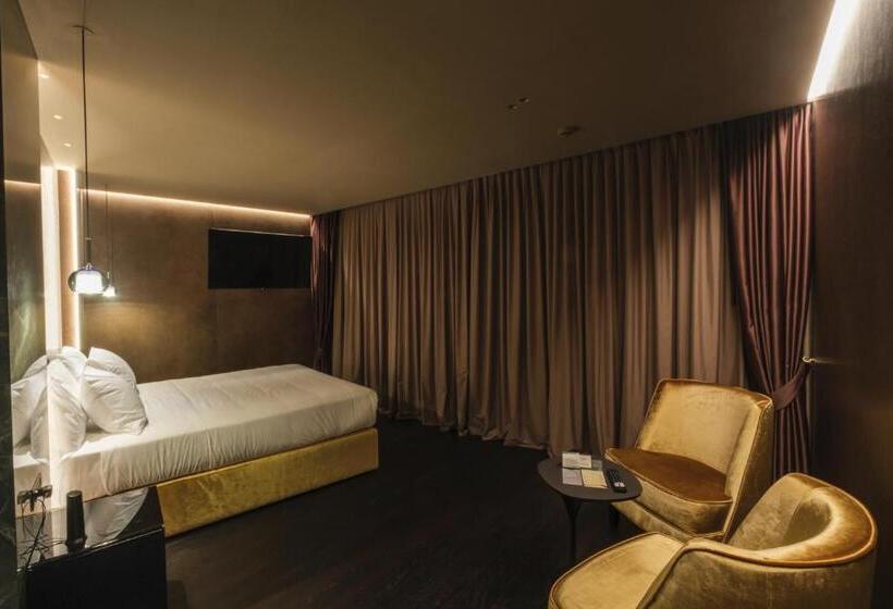 Junior Suite Deluxe, Touring