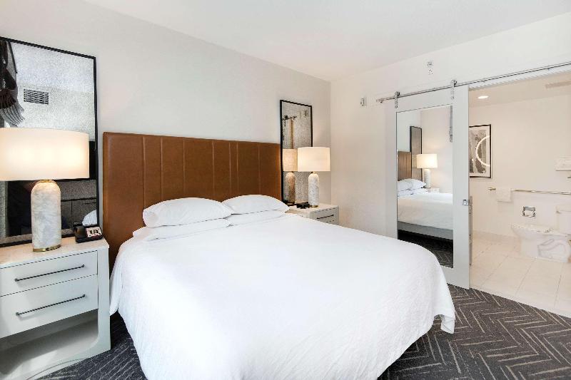 سوئیت با تخت بزرگ, Embassy Suites By Hilton Raleigh Durham Airport Brier Creek