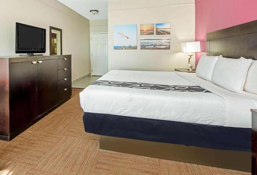 带大床的豪华间, La Quinta Inn & Suites By Wyndham Winnie