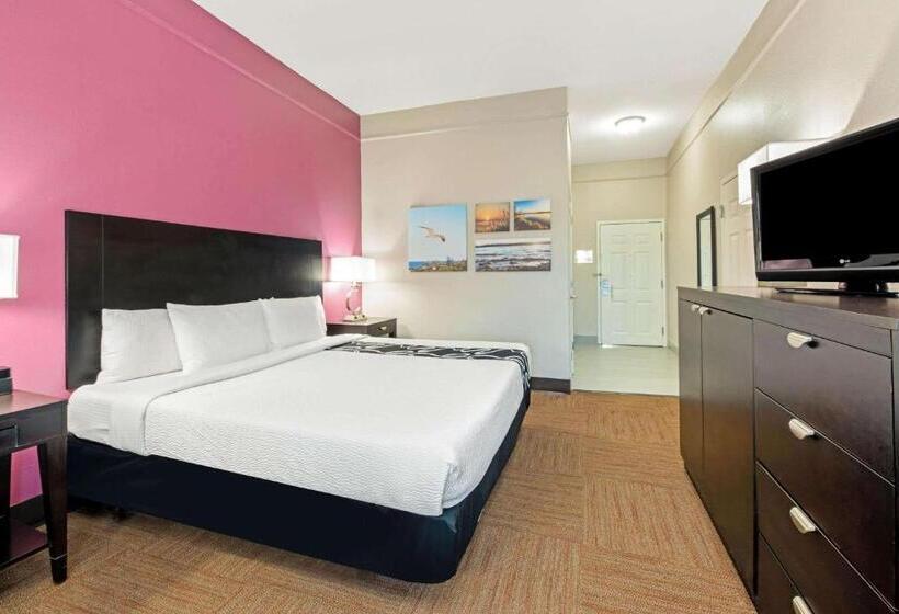 适合残疾人士使用的带超级大床的标准间, La Quinta Inn & Suites By Wyndham Winnie