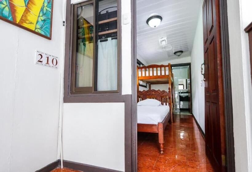 Economy Triple Room, Flor Blanca