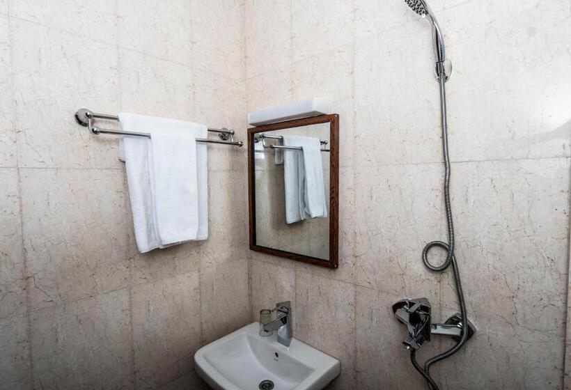اتاق استاندارد یک نفره, Isis Hôtel