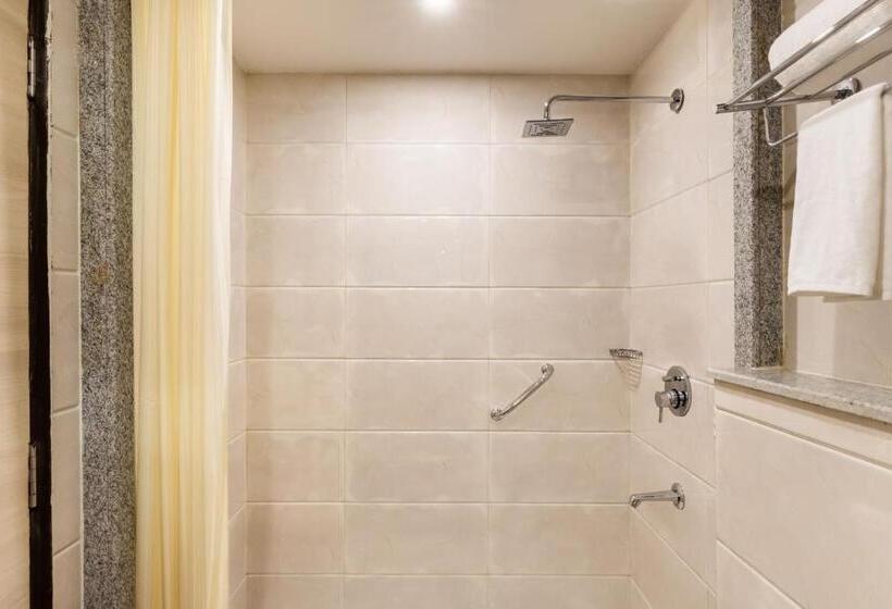 Номер Deluxe Кровать Кинг, Red Fox By Lemon Tree Hotels, Neelkanth