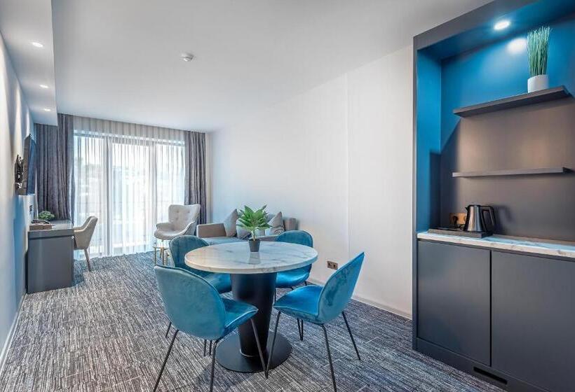 اتاق لوکس با تخت بزرگ, Ramada By Wyndham Tbilisi Old City