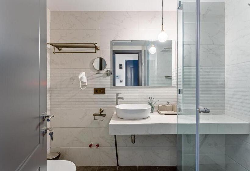 اتاق استاندارد با تخت بزرگ, Ramada By Wyndham Tbilisi Old City