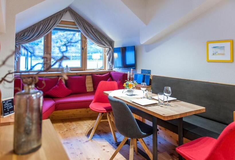 اتاق استاندارد سه تخته با بالکن, Arlsuites