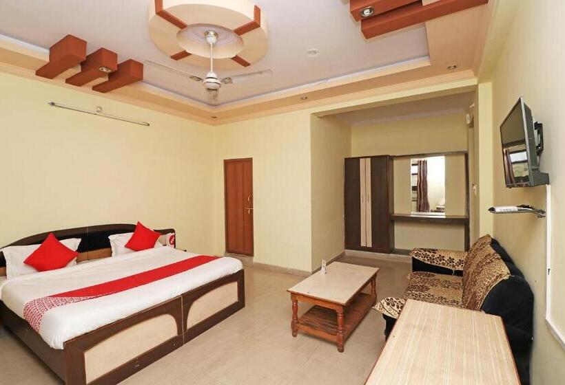 Quarto Triplo Clássico, Oyo 12775 Bharat Plaza