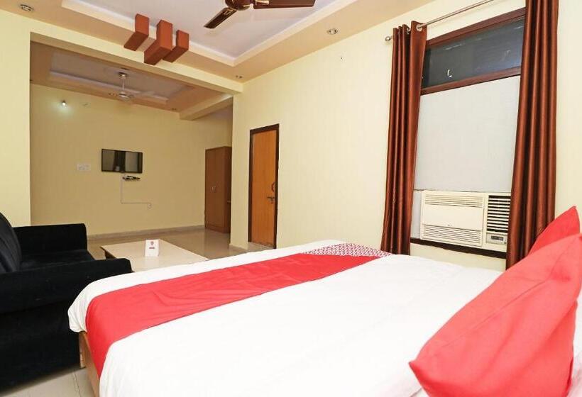 Quarto Triplo Clássico, Oyo 12775 Bharat Plaza