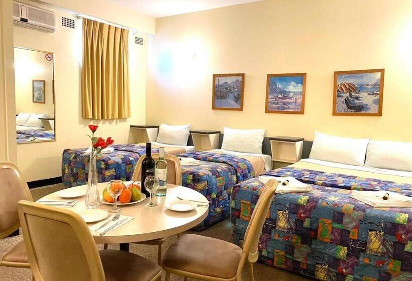 패밀리 룸, Gateway Motor Inn