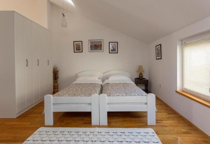 استودیوی استاندارد, Guesthouse Rota