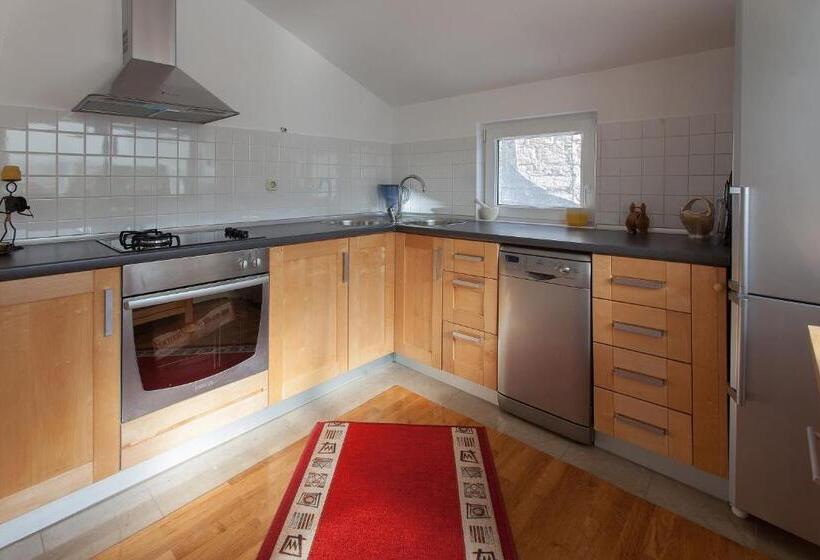 استودیوی استاندارد, Guesthouse Rota