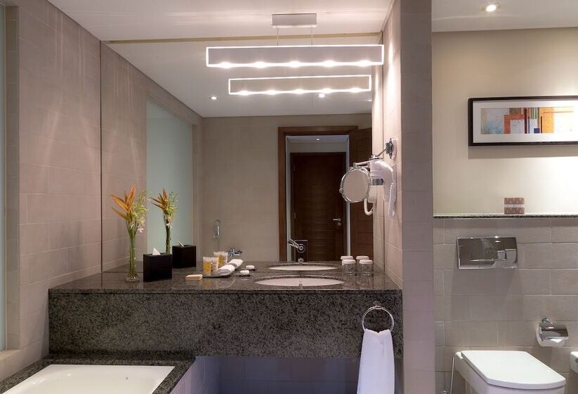 Номер Deluxe, Grand Millennium Al Wahda Hotel And Executive Apartments Abu Dhabi