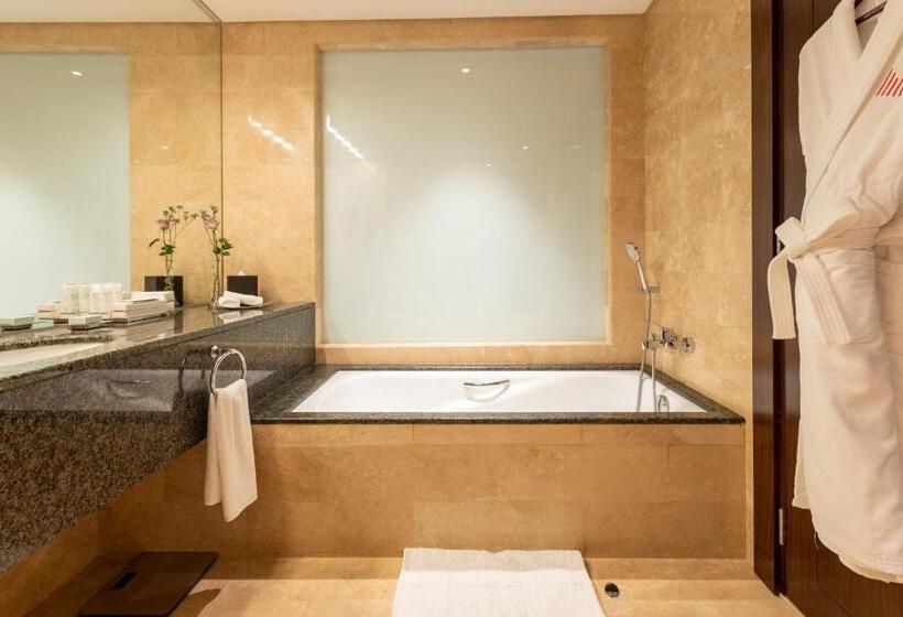 Номер Клуб Кровать Кинг, Grand Millennium Al Wahda Hotel And Executive Apartments Abu Dhabi