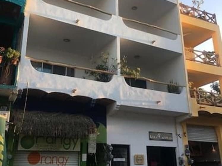 Studio Executive, Casa Nayar