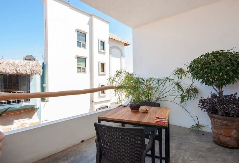Studio Executive, Casa Nayar