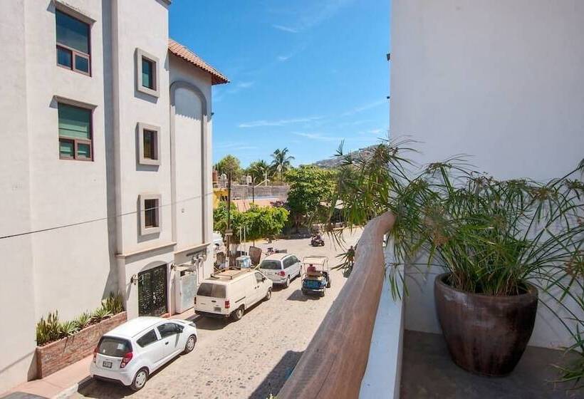 Studio Executive, Casa Nayar