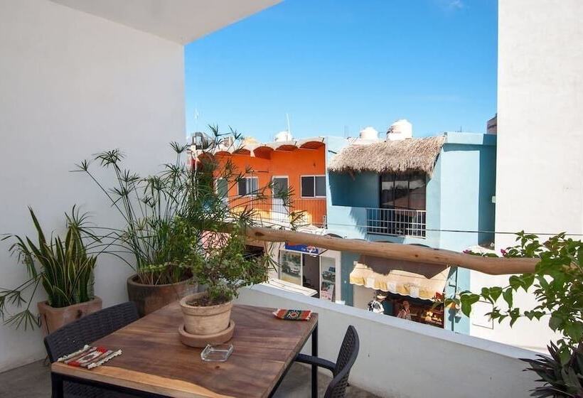 Studio Executive, Casa Nayar