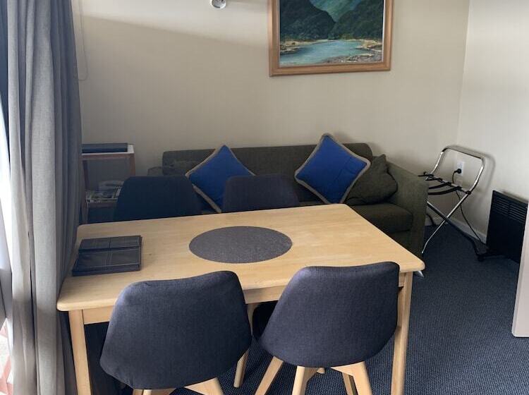 Студия Стандарт, Manapouri Lakeview Motor Inn