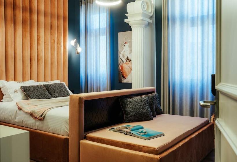 Suite Queen Bed, Espero Royal Stay