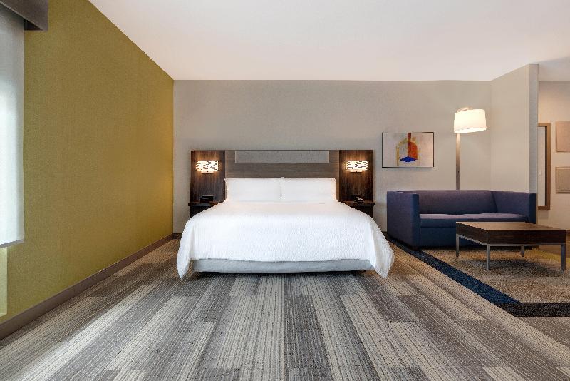 带大床的套房, Holiday Inn Express & Suites   Glendale Downtown