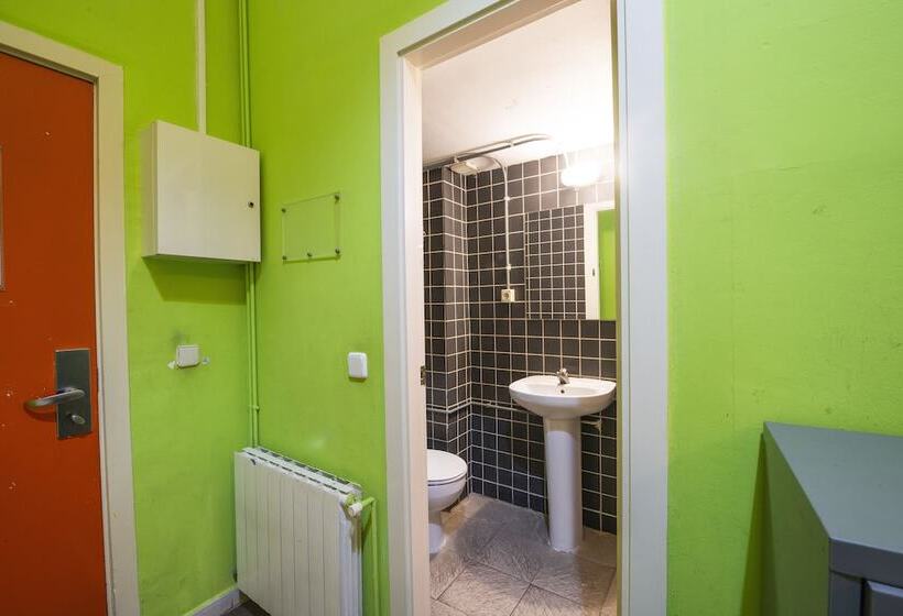 Bed in Shared Room with Shared Bathroom, Safestay Barcelona Gothic