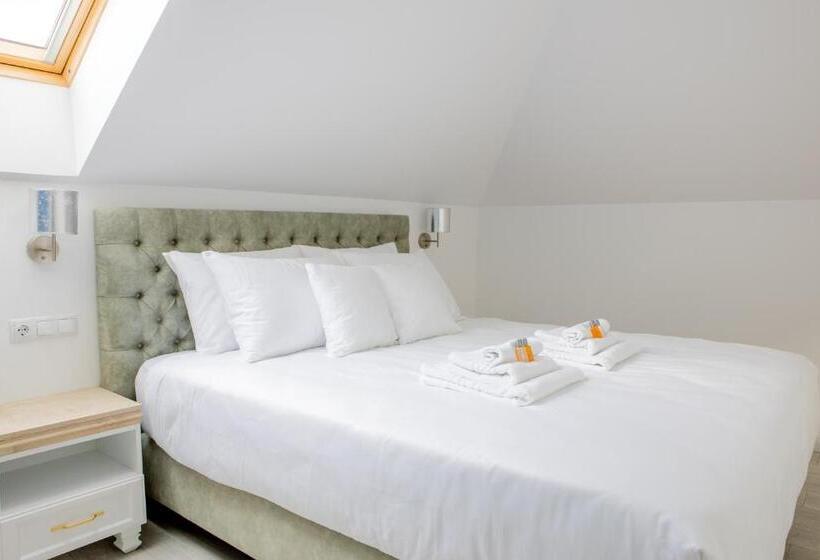 1 Bedroom Penthouse Apartment, City Rooms