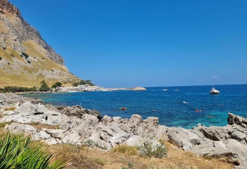 آپارتمان 1 خوابه, Ashur Mondello