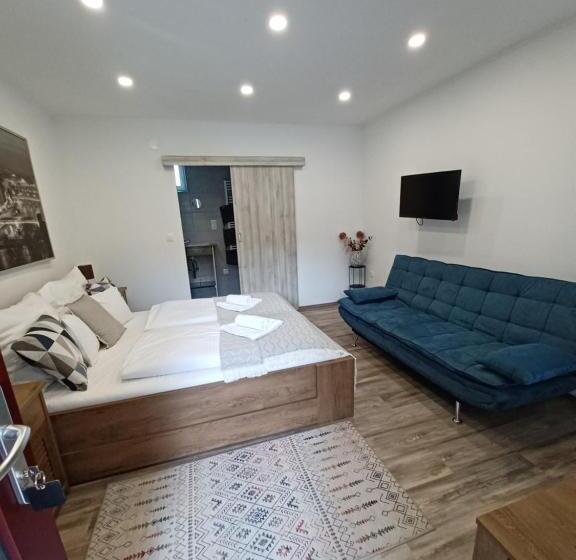 Quarto Estandar, Adamkó Borkert Ház