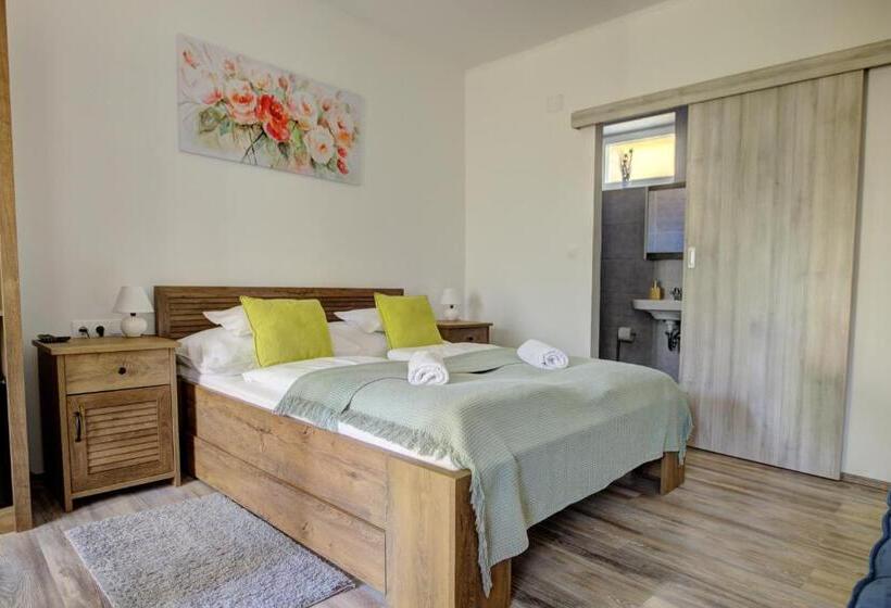 Quarto Estandar, Adamkó Borkert Ház
