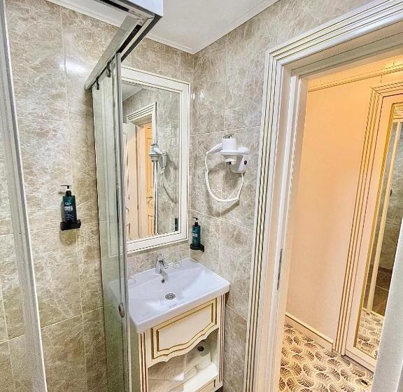 اتاق استاندارد با چشم‌انداز استخر, Grand Hotel Caraiman