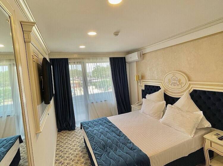 اتاق استاندارد با چشم‌انداز استخر, Grand Hotel Caraiman