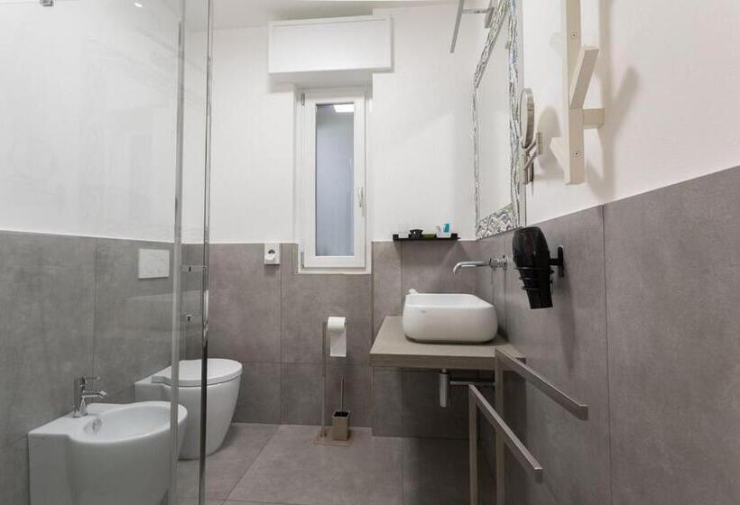 اتاق استاندارد, Little Square Arona