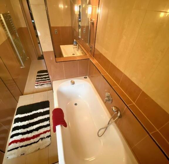 Family Suite, Zur Auguststadt