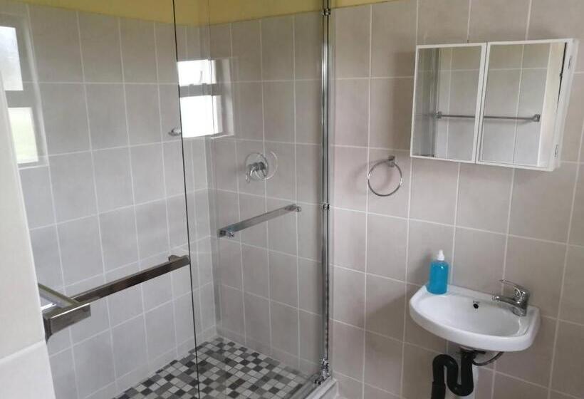 Escritório Estándar, Hlophe S Place