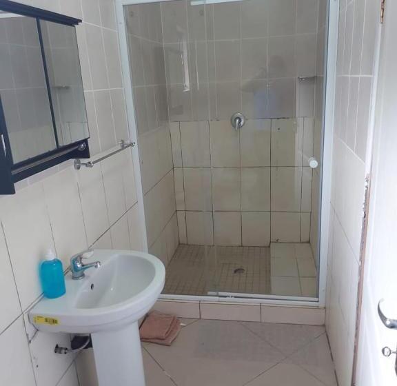 Escritório Deluxe, Hlophe S Place