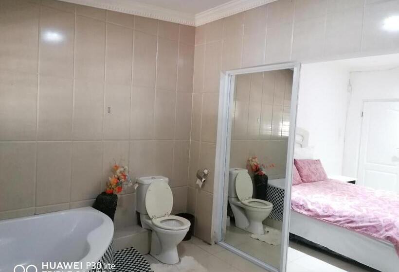 标准间, Lytton Cresent B&b