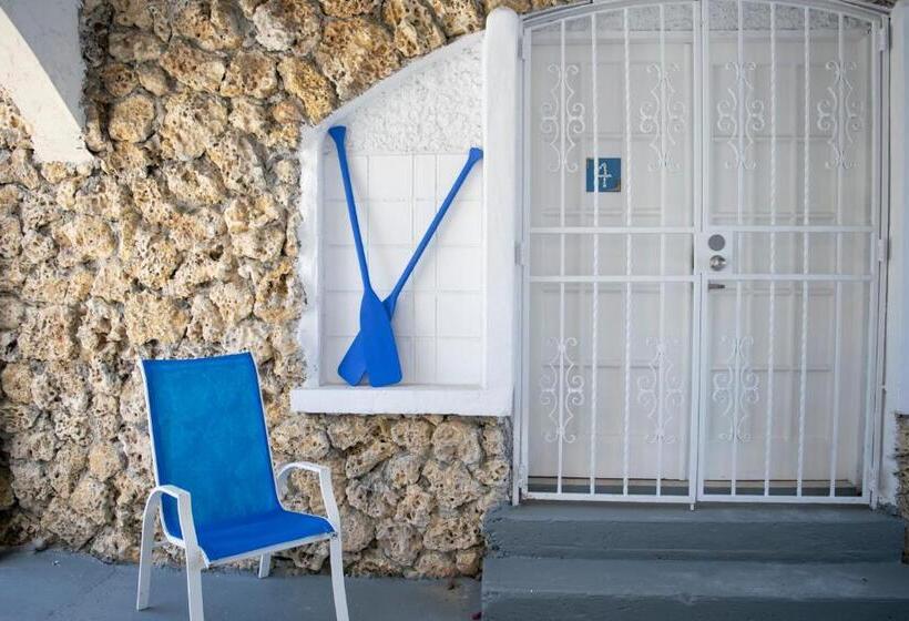 סטודיו דלוקס, Private Studio In Little Havana