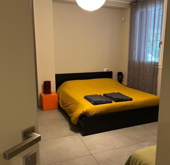 Quarto Estandar, La Casa All Ombra Della Chiesa