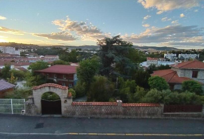Четырехместный Номер Стандарт, La Batisse De Saint Chamond