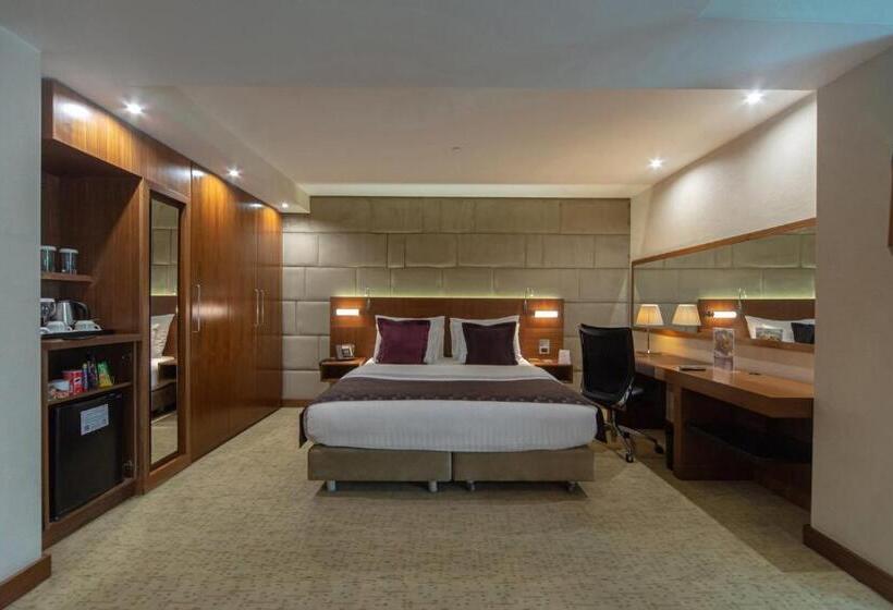 带大床的小型套房, Crowne Plaza Istanbul Harbiye, An Ihg