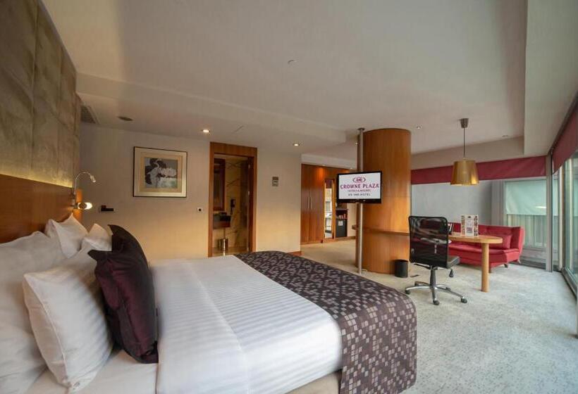 带大床的小型套房, Crowne Plaza Istanbul Harbiye, An Ihg