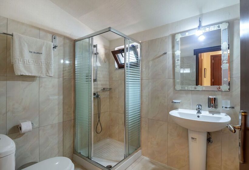 اتاق استاندارد سه تخته با چشم‌انداز, Toti Boutique Rooms