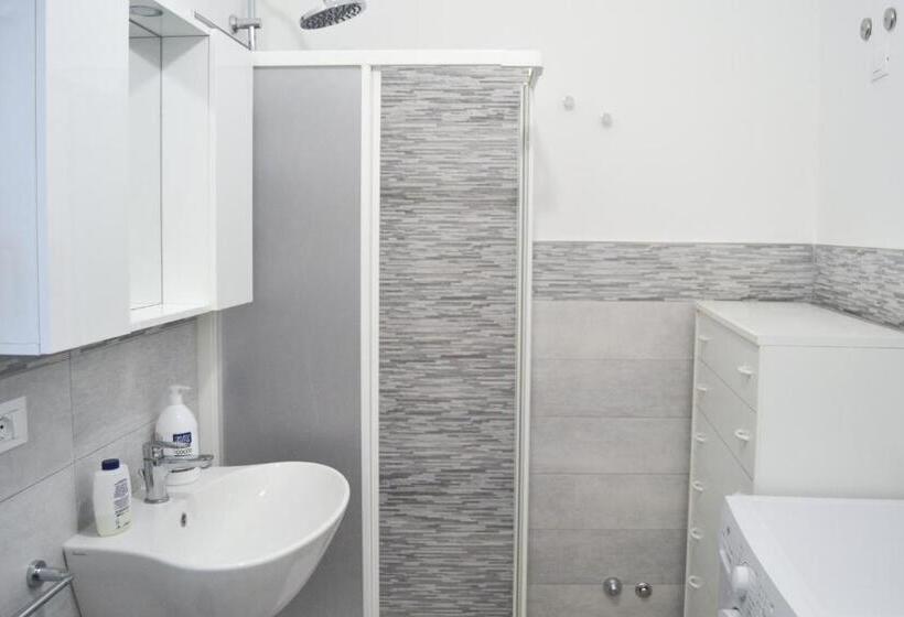 آپارتمان 1 خوابه با بالکن, Quattroquarti Stradivari Home