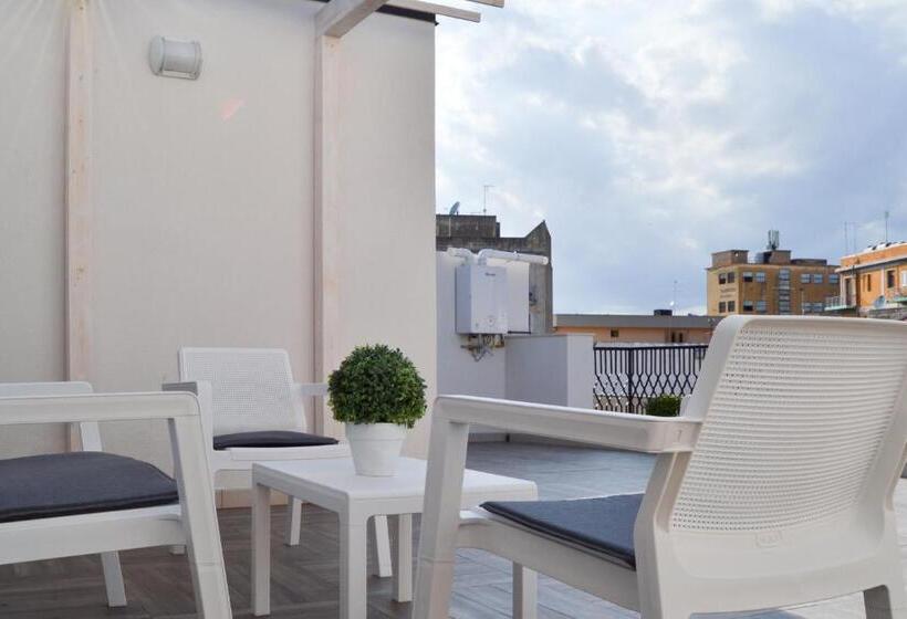 آپارتمان 1 خوابه با تراس, Quattroquarti Stradivari Home
