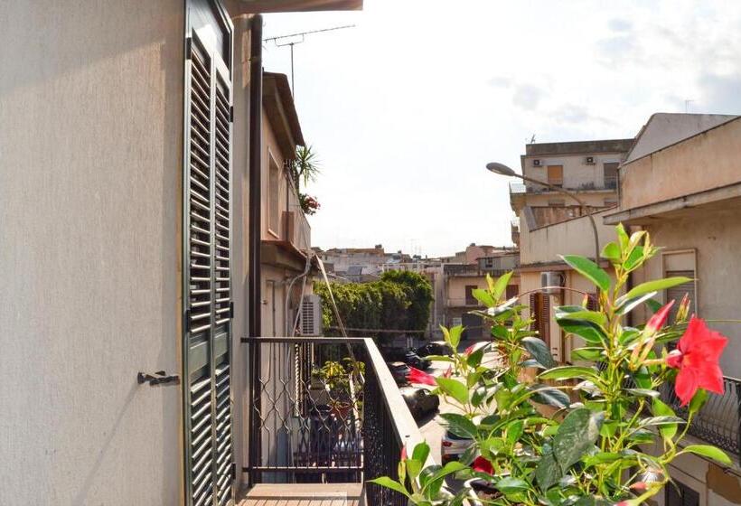 آپارتمان 1 خوابه با بالکن, Quattroquarti Stradivari Home