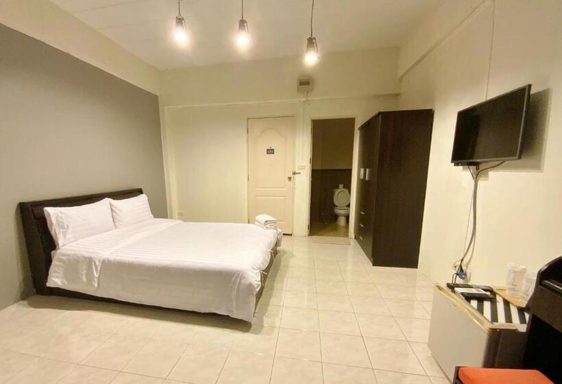 Номер Стандарт, Uh Hostel
