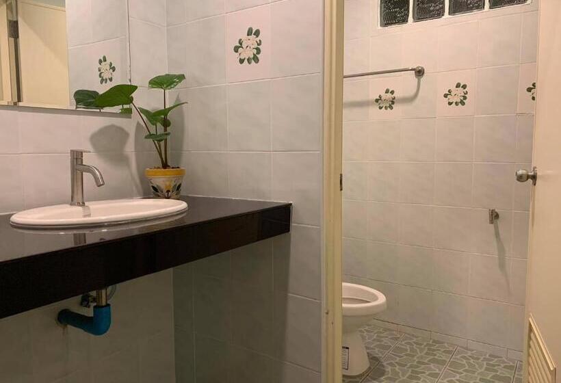 اتاق استاندارد با چشم‌انداز باغ, Naisang Hostel