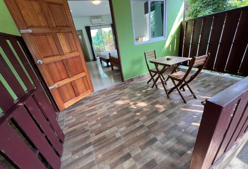 اتاق استاندارد سه نفره, Naisang Hostel