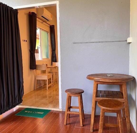 اتاق اکونومی, Naisang Hostel
