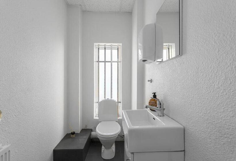 اتاق استاندارد با سرویس بهداشتی مشترک, Bank Guesthouse